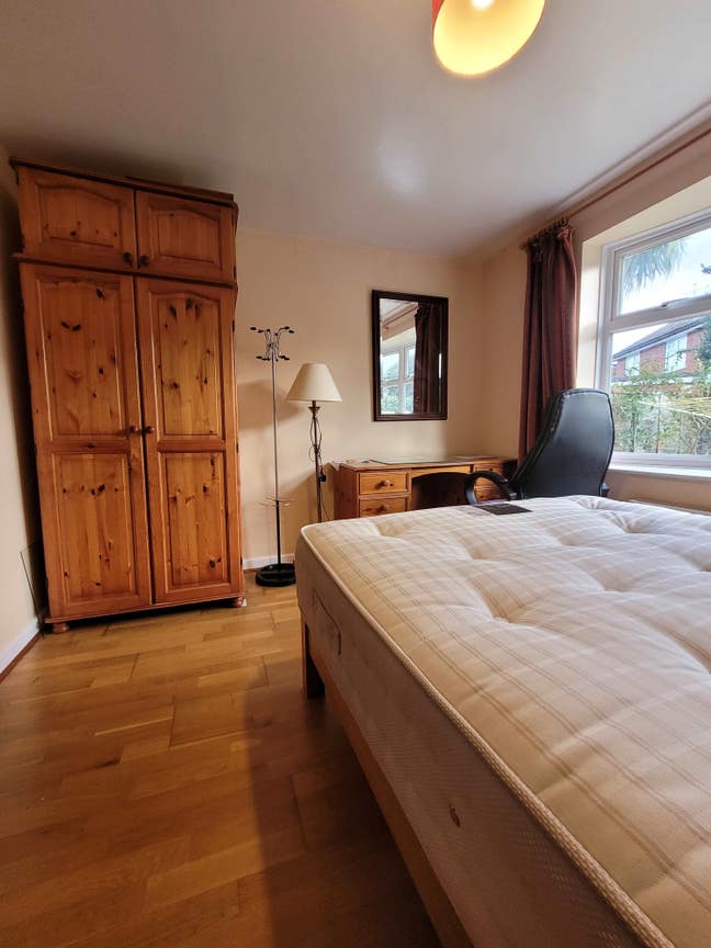 Double bedroom with private bathroom, bills incl. Main Photo