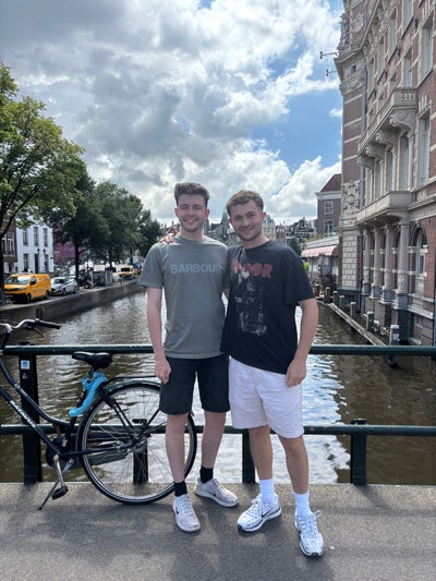 2 mates looking for buddy ups/ room Main Photo