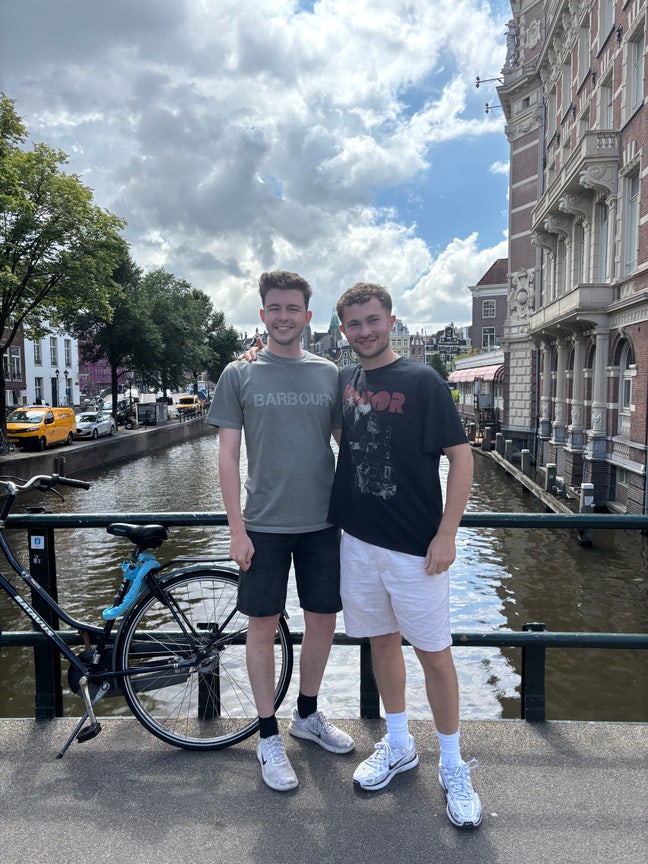 2 mates looking for buddy ups/ room Main Photo