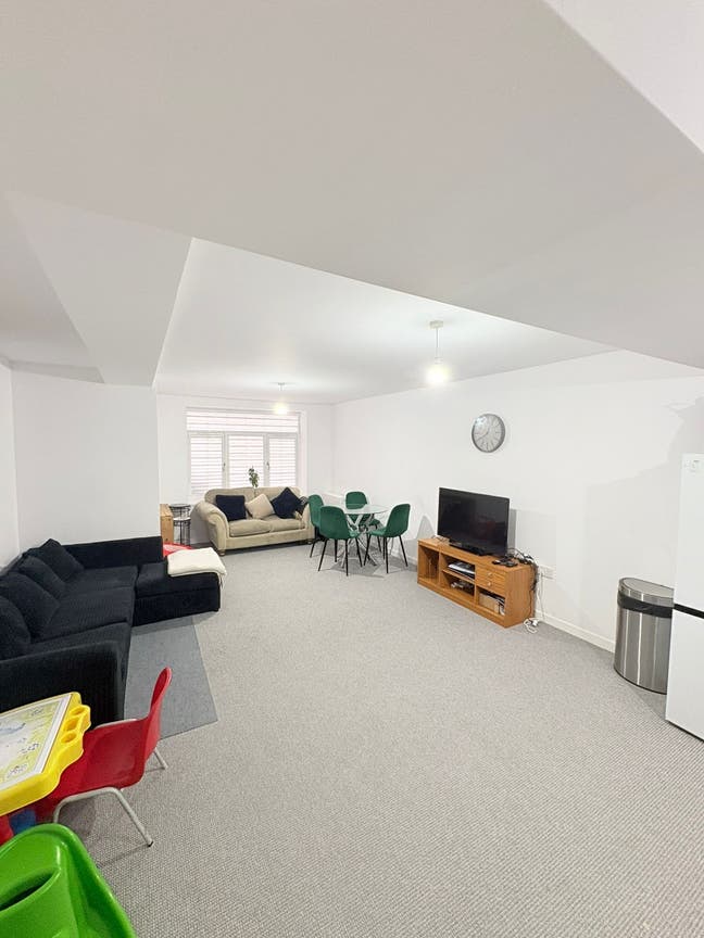 Newly built 2 bed flat to let 5 min from hosp Main Photo