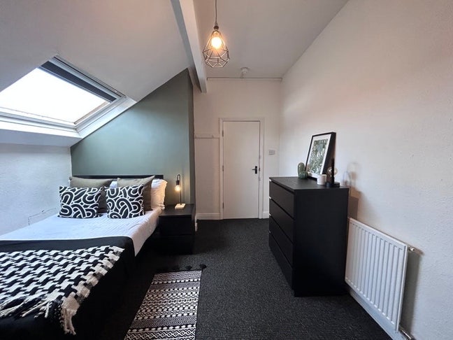 Big attic double bedroom in Armley Main Photo