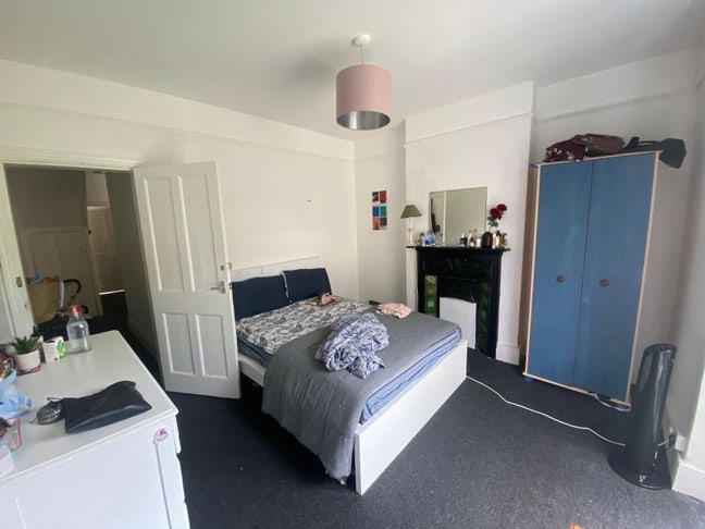 Spacious Room in 4 bedroom House Main Photo