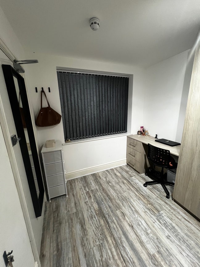 Spacious furnished room- great Manchester location Main Photo