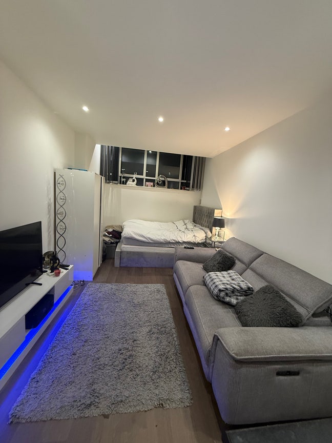 Stunning studio flat available to let in Brentford Main Photo
