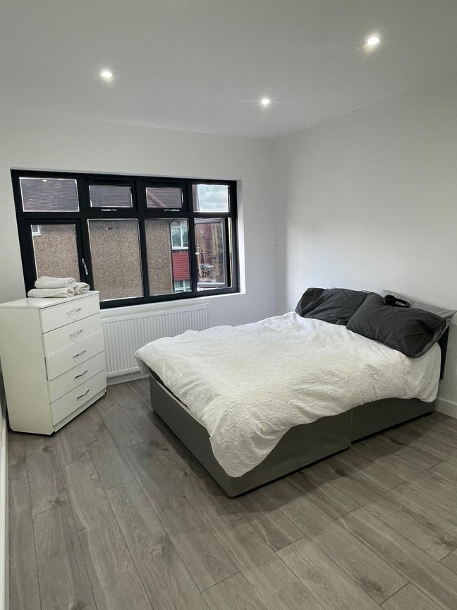 Bright Rooms (S) Available in Spacious 3 Bed NW4 Main Photo