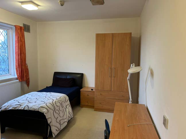 Ensuite with parking space Main Photo