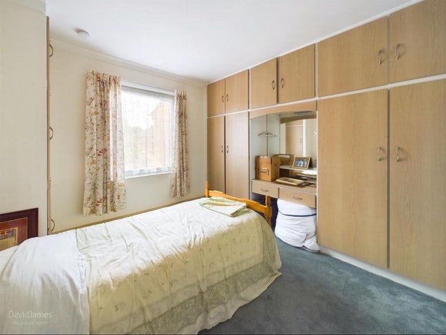 Bedroom for rent Main Photo