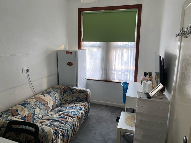 Double Bedsit, Zone 3, Quiet House.. inc Bills  Main Photo