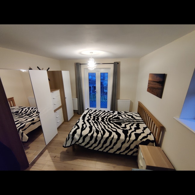 Huge double room, ensuite, Off street parking Main Photo