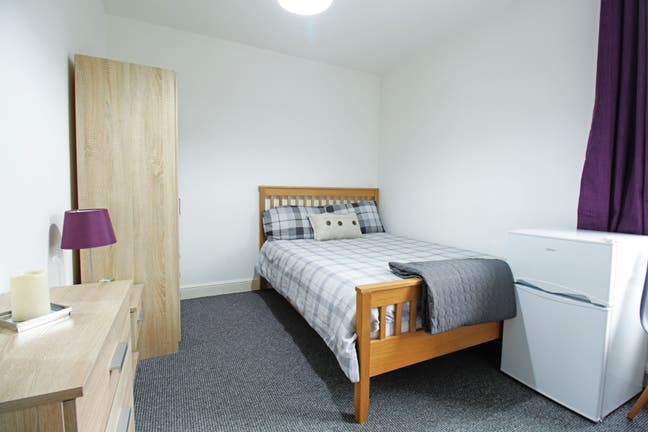Spacious Double Room &pound;1 for 1St Month Rent !! | Main Photo