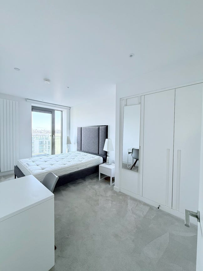 En-Suite Room with Balcony in Penthouse Apartment Main Photo