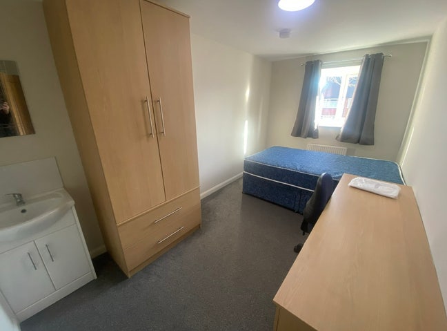 1 room available in a house near to uni  Main Photo