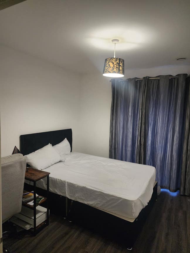 Spacious double with own bathroom- Short term let Main Photo