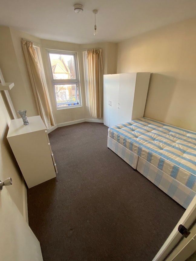 Cozy double room available now in Cricklewood Main Photo