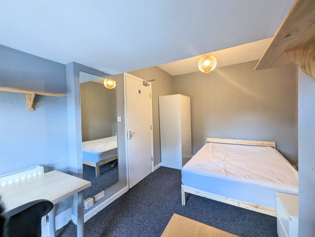 ** NEW Lovely Modern Double Room -No Bills To Pay! Main Photo