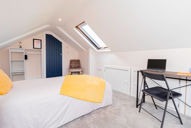 Bright & Spacious Loft Room, near OUTLET centre ☄️ Main Photo