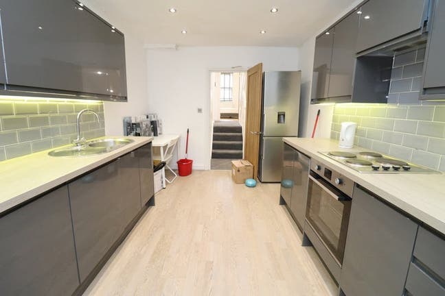 New Property-2 Stunning Rooms in Acton Town!! Main Photo