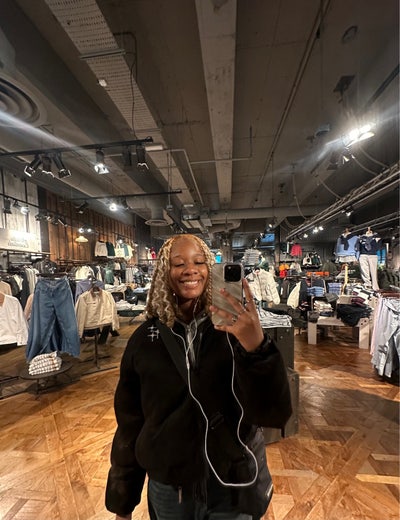 Professional female seeking double room  Main Photo