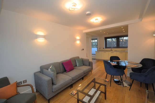 Stunning 3 Bedroom 3 Bathroom Penthouse in Euston Main Photo