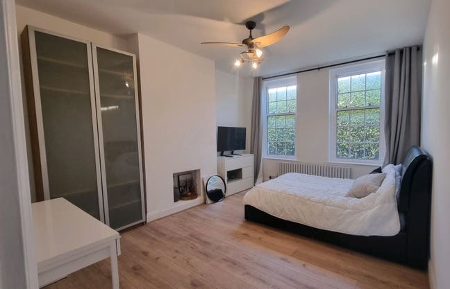 Extra Large Double Room for 1 Person in Greenford Main Photo