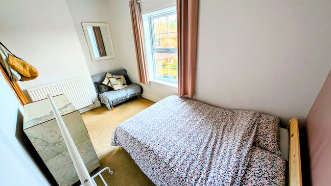 Lovely Double Room & en-suite. 5 mins to train st Main Photo