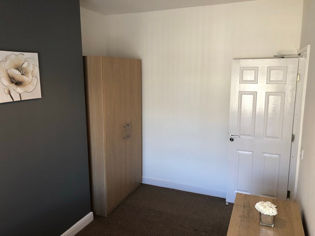 Two Modern Double Rooms with on Street Parking  Main Photo