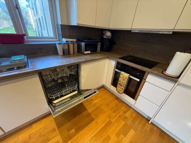 This is a single room in a cool flat Main Photo