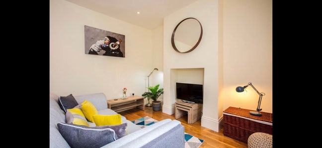 Recently renovated 2 bedroom with Garden Main Photo