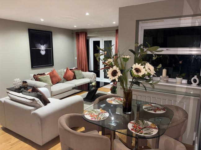 1st March - 2bed 2bath property  Main Photo