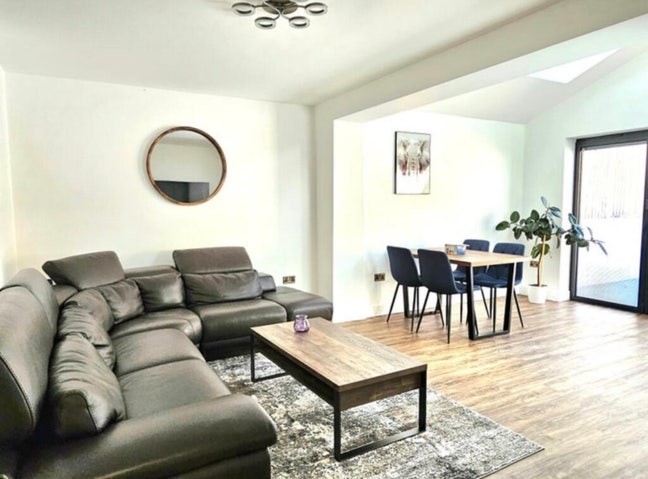 Double room in fantastic, modern shared house Main Photo