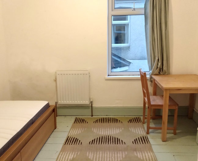 Single room available in spacious house Main Photo