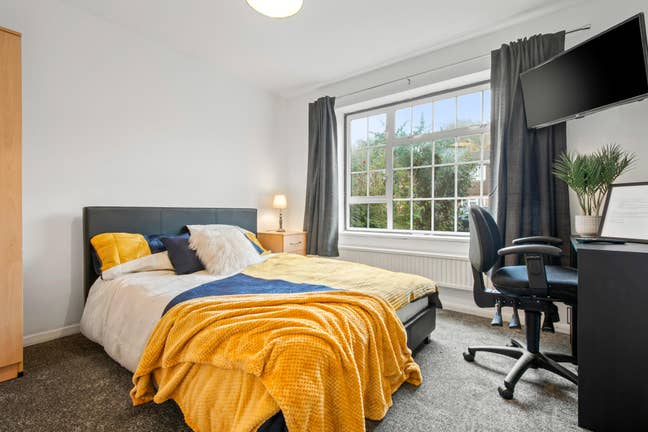 Amazing 4 Bed House in the Heart of Chertsey!!!  Main Photo