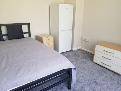 Large Double Room Near Harlow Town and Hospital  Main Photo