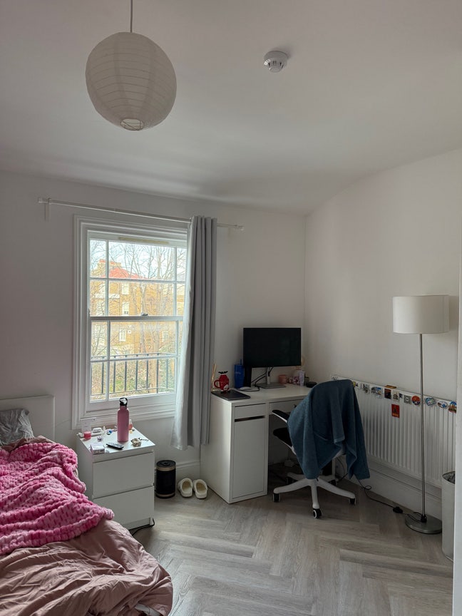 Large Double Room with Balcony in Camden/King’s X Main Photo