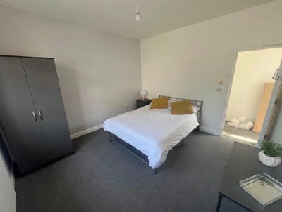 🏠Town Center - Double Bedroom with En-Suite🏠 Main Photo