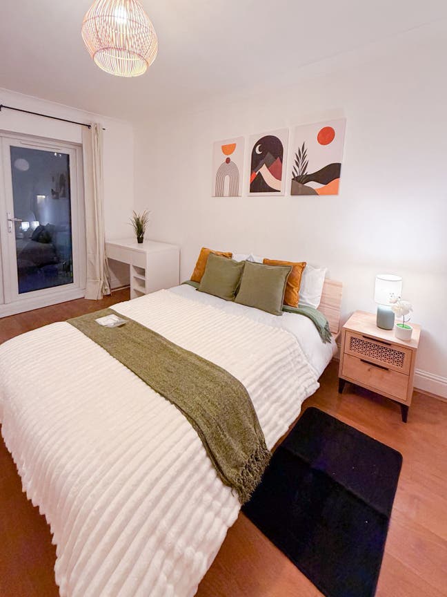 Newly Refurbished  next to Canary Wharf  Main Photo