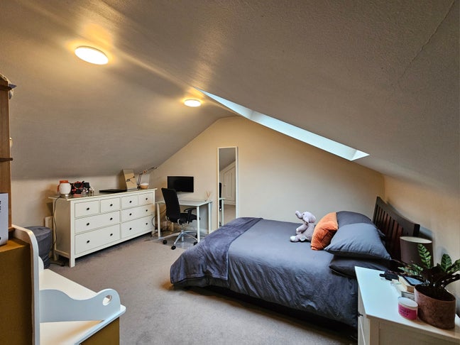 Lovely double, own bathroom. 2 other flatmates. Main Photo