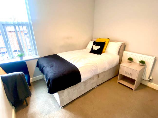 Minutes from Royal Oldham Hospital Main Photo