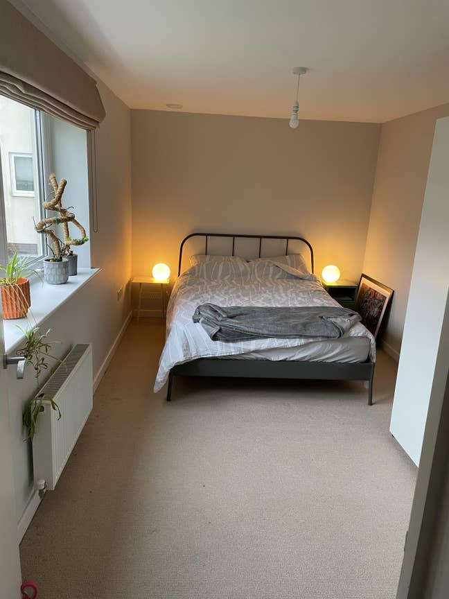 Large furnished king size room with bathroom Main Photo