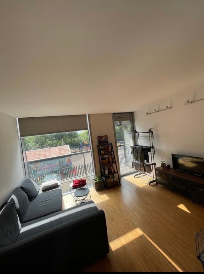 Charming room in a 2 bedroom flat  Main Photo