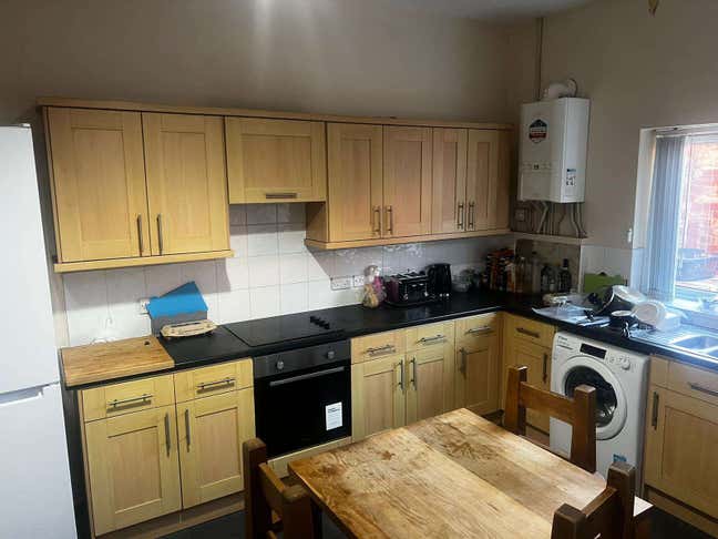 1 Room Available in House Share  Main Photo