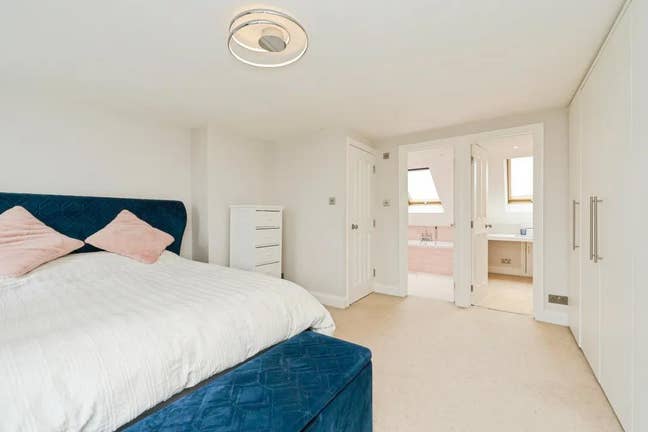 Ensuite Double Room with study Main Photo