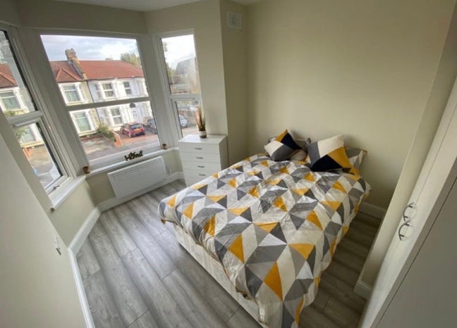 Brand New En-Suite In Seven Kings Bills Inlcuded  Main Photo