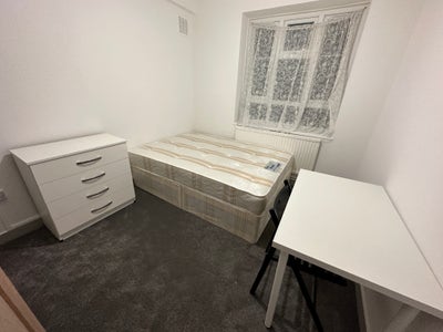 Lovely Double Room in Sheperd Bush Area/Single Use Main Photo