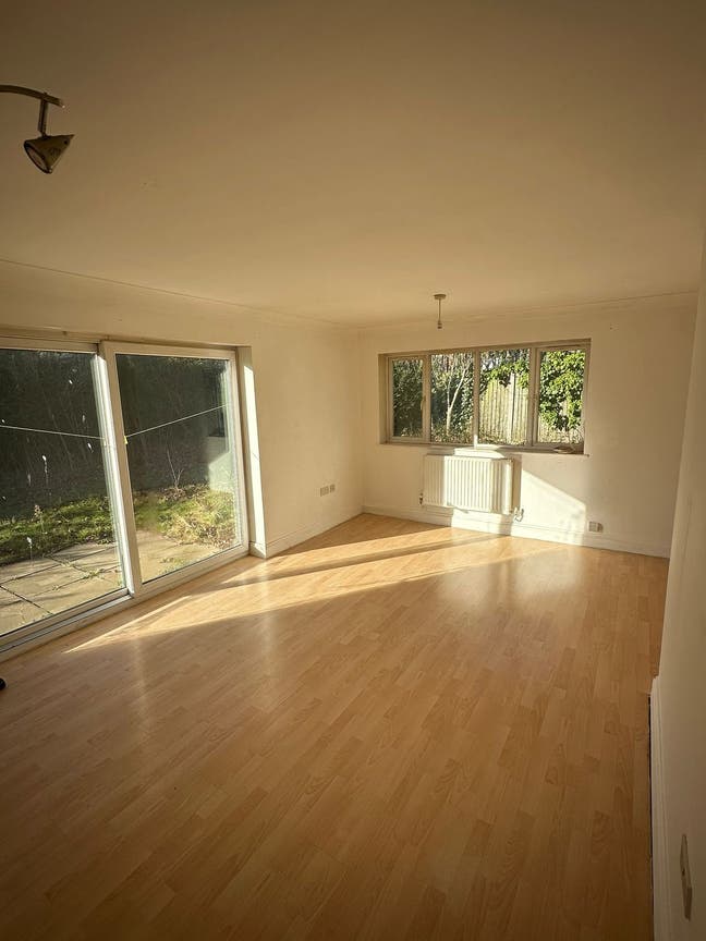 Guardianship 2 Bed Bungalow in Southall Main Photo