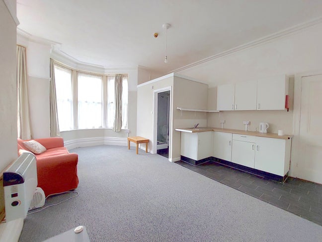 Spacious rooms in Westbourne Gardens (Rooms 2 & 7) Main Photo