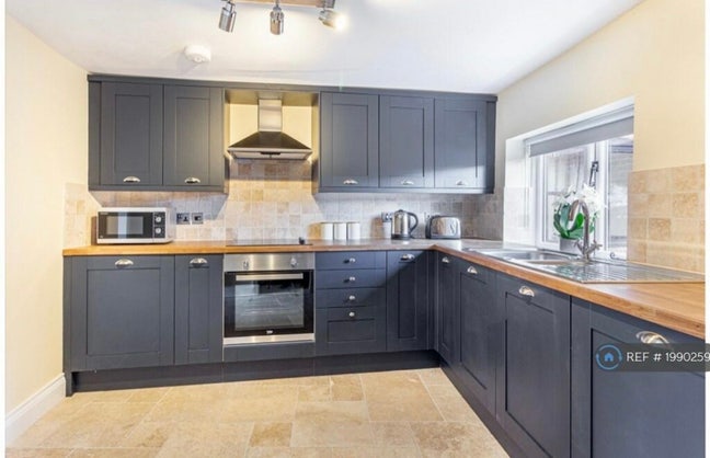 Full furnished 2 bedroom property &pound;1120 pm Main Photo