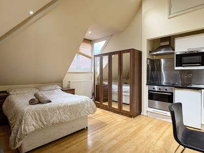 High Ceiling studio flat   Main Photo