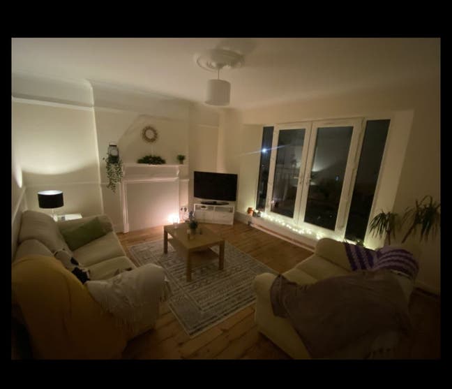 Large double room in professional flat share  Main Photo