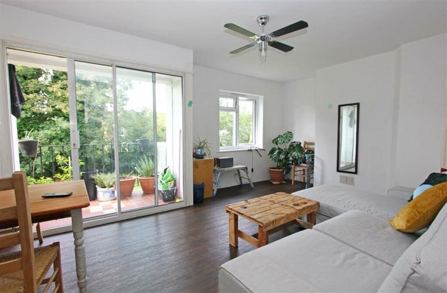 Very nice 2 good size bedrooms first floor flat Main Photo